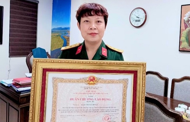 nu-nsut-mang-ham-thuong-ta-vua-nhan-huan-chuong-lao-dong-hang-ba-la-ai