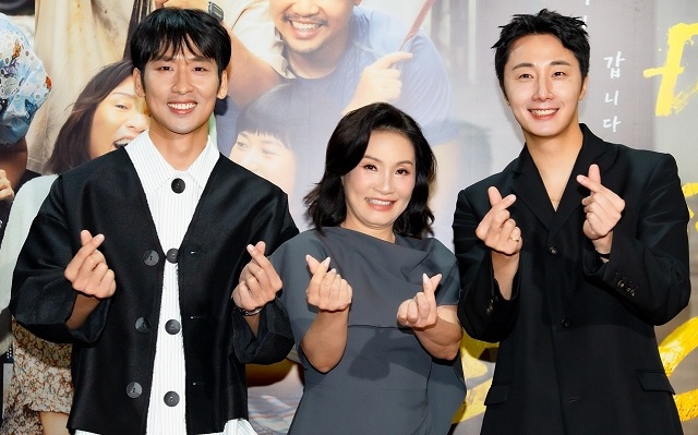 phim-viet-mang-me-di-bo-bat-ngo-thu-14-ti-dong-vuot-conan-dung-dau-phong-ve
