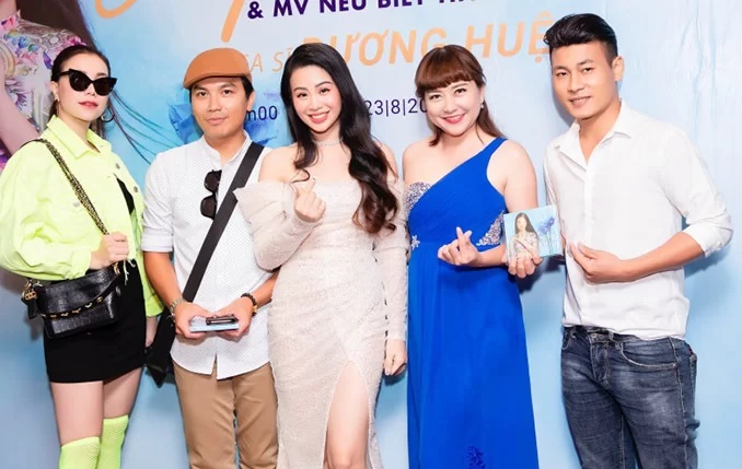 tra-ngoc-hang-khen-manh-quynh-47-tuoi-van-phong-do-wshowbiz