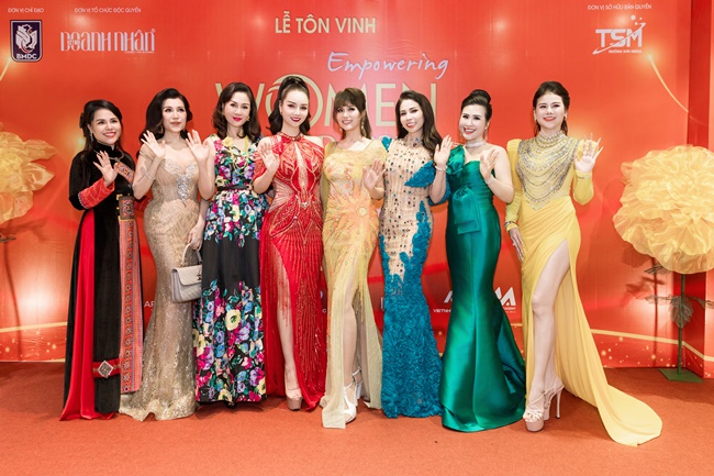 a-hau-bang-chau-hat-va-trao-giai-tai-su-kien-bong-hong-quyen-uc-2025-SHOWBIZ-5