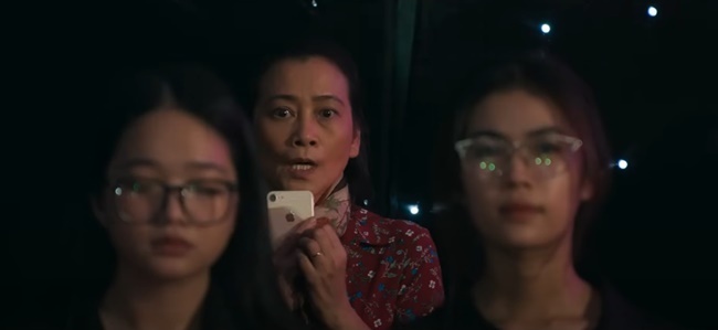 Người mẹ “mù chữ” của Lật Mặt 8: Cùng con “đọc hiểu” cuộc đời bằng cả trái tim