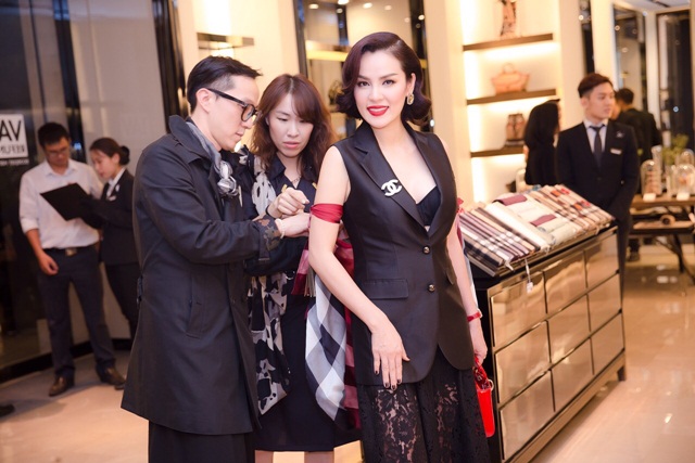 phuong-le-burberry-wshowbiz-3