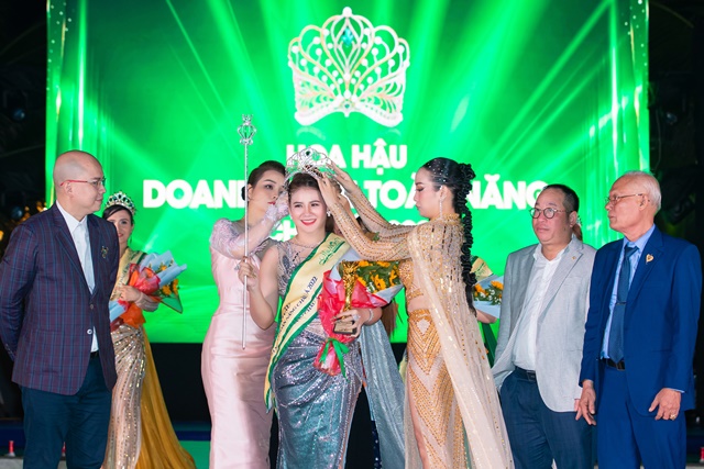 7-DV Mai Thu Huyen - HH Nguyen Thanh Giang trao giai cho HH Phuong Trieu