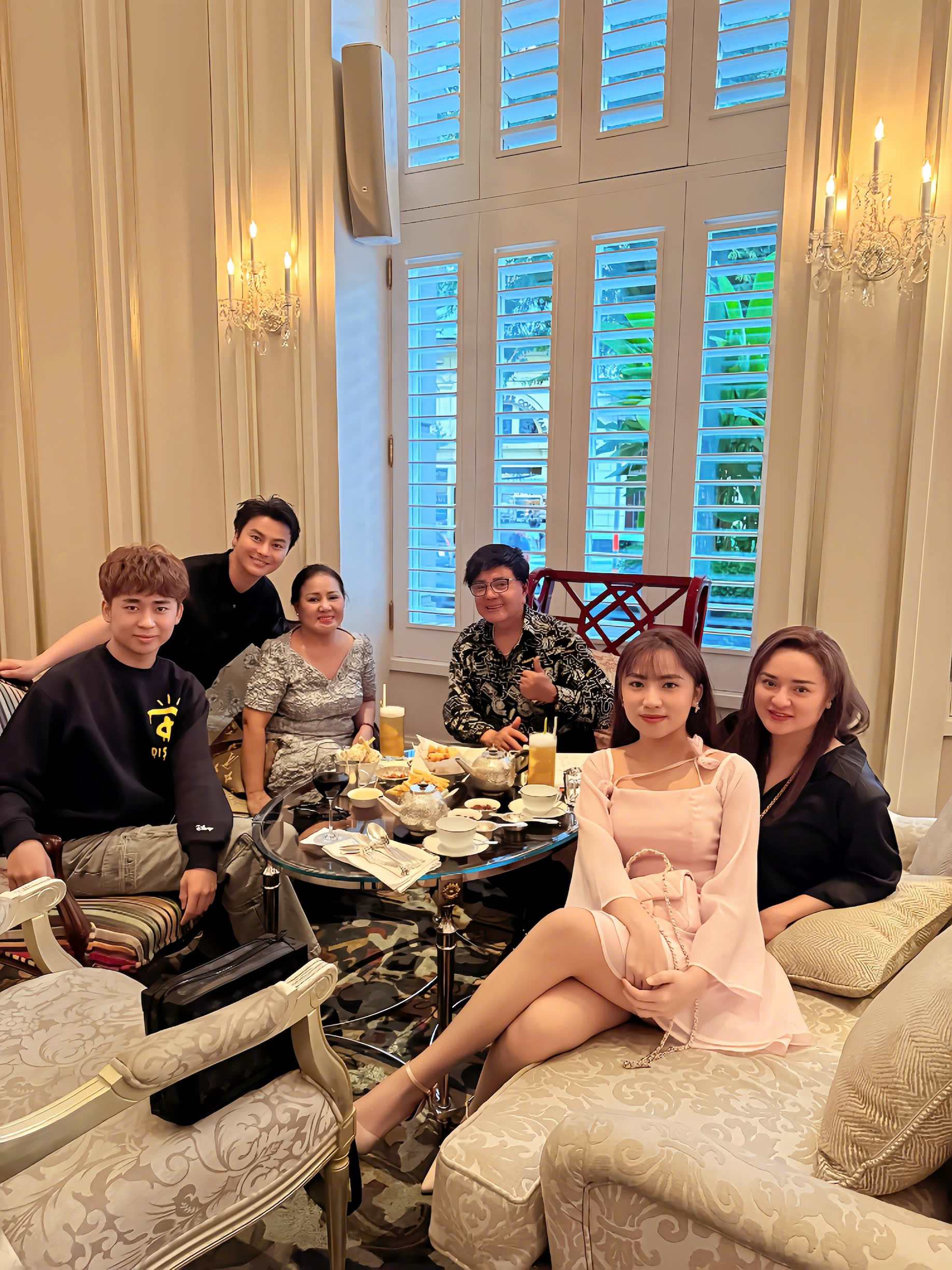 VO MINH LAM đi ăn chung với gia đình Châu Ngọc Tiên1