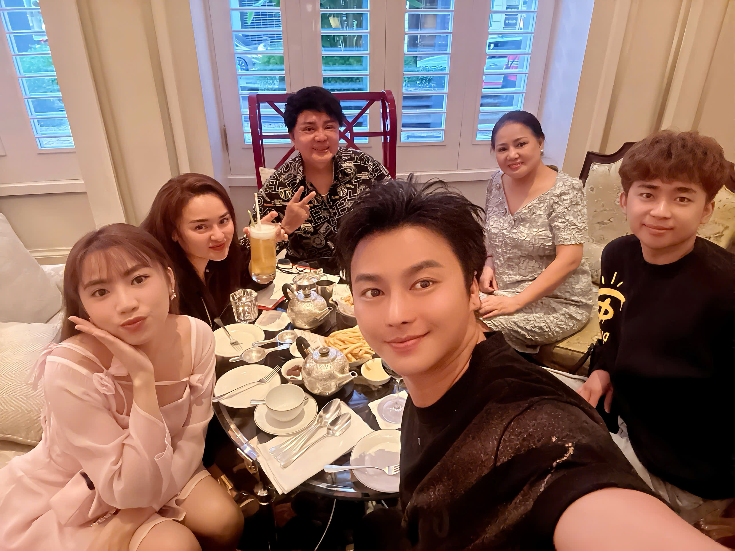 VO MINH LAM đi ăn chung với gia đình Châu Ngọc Tiên