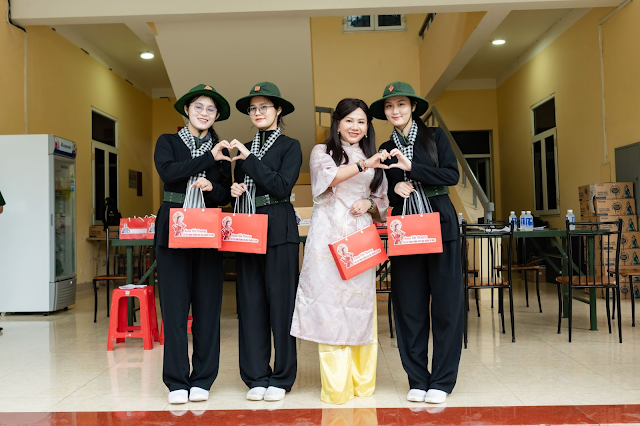 nu-doanh-nhan-anna-yen-phuong-nhung-mon-qua-tham-lang-gui-den-nguoi-linh-showbiz