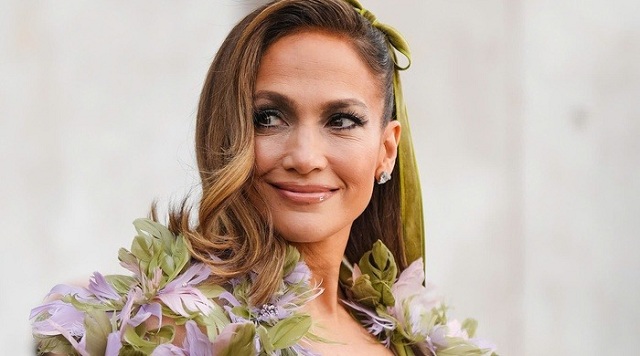 jennifer-lopez-bieu-tuong-goi-cam-vuot-thoi-gian