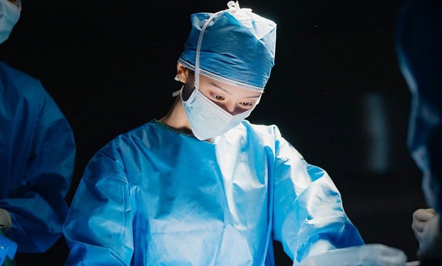Doctor X dẫn đầu Netflix toàn cầu bất chấp tranh cãi sai lệch y khoa