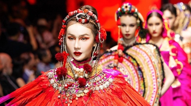 9-nha-thiet-ke-quoc-te-den-viet-nam-trinh-dien-thoi-trang