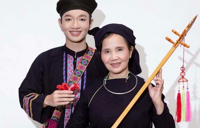Hoàng Dũng khoe mẹ là Phó giáo sư, Tiến sĩ, U70 vẫn mê hát Then