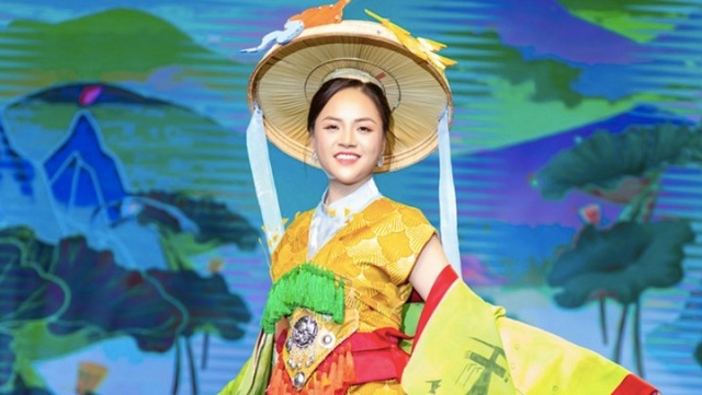 Thu Quỳnh xuất hiện với diện mạo lạ trên sàn catwalk