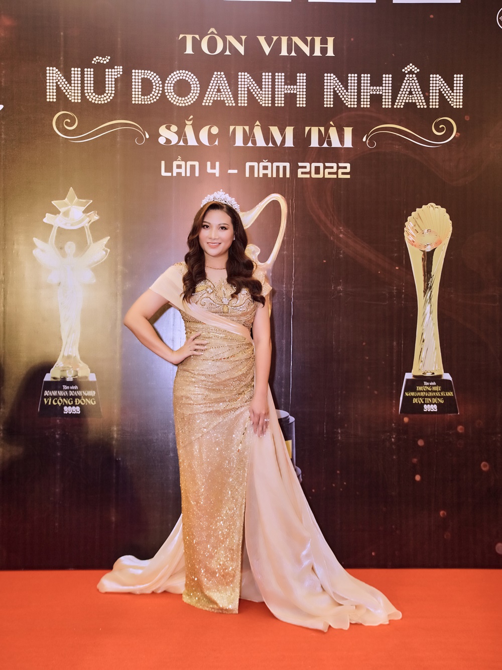 ceo-tran-thi-huong-duoc-vinh-danh-nu-doanh-nhan-sac-tam-tai-lan-4-wshowbiz-3