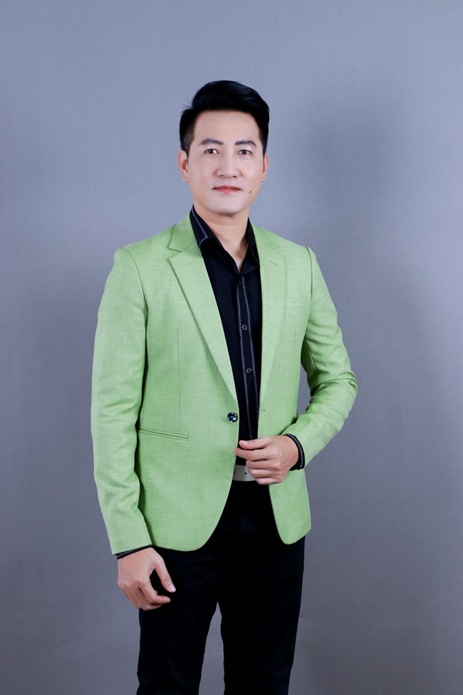 ca-si-nguyen-phi-hung-kham-phuc-voi-chuyen-tinh-hon-50-nam-cua-cap-vo-chong-trung-nien-showbiz5