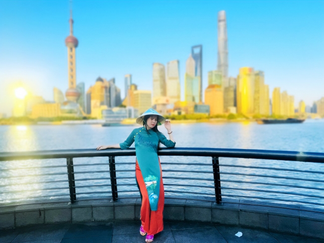 Áo dài Mẹ Thiên Nhiên tung bay trên bến Thượng Hải
