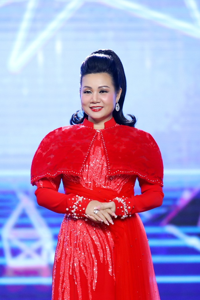 ca-si-duong-hong-loan-tu-sinh-vien-cong-nghe-thong-tin-den-giong-hat-van-nguoi-me-showbiz5