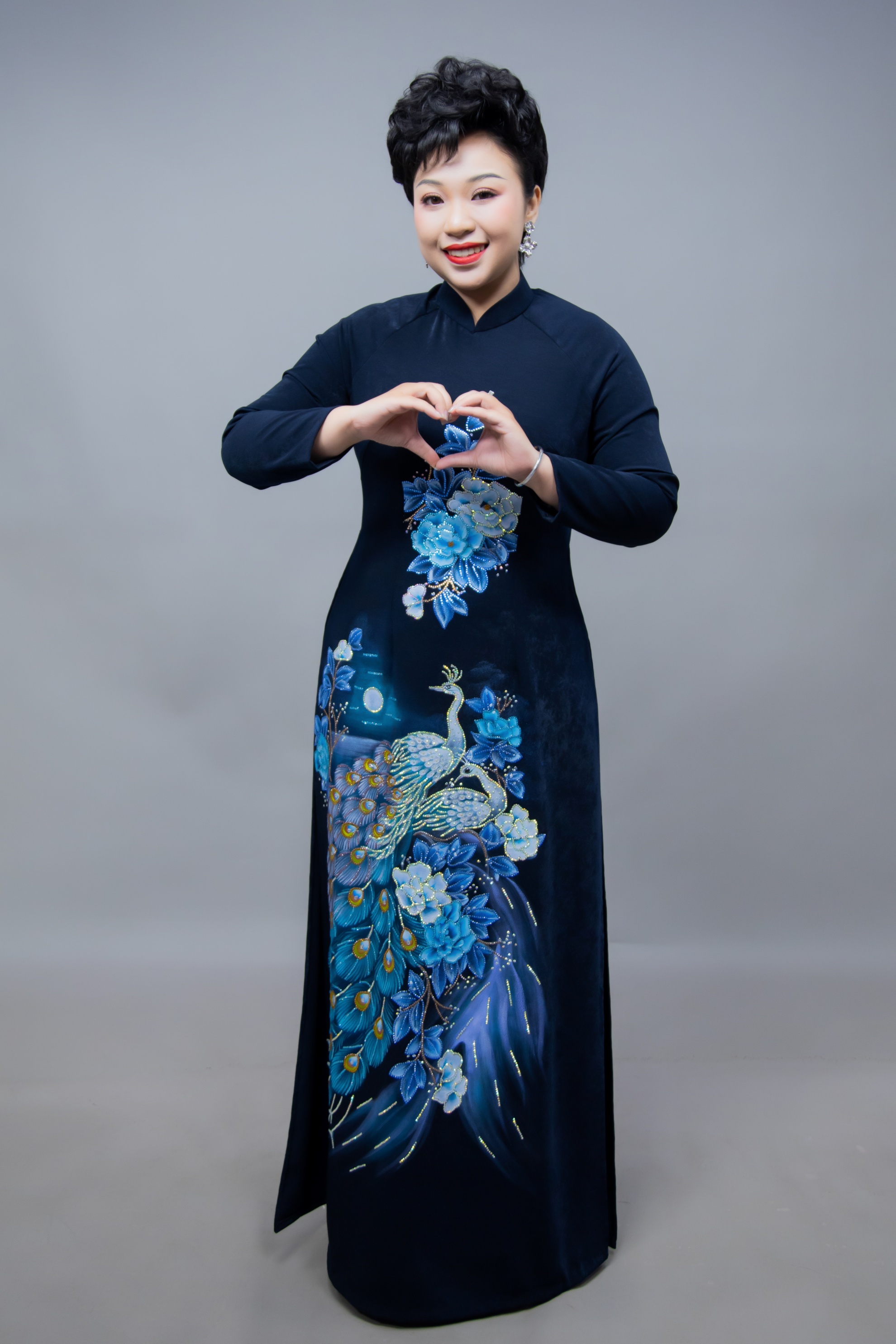 ca-si-nhat-kim-anh-tro-lai-ghe-nong-bien-hoa-bat-ngo-mua-hai-mong-cho-nhung-man-hoa-than-xuat-than-SHOWBIZ4