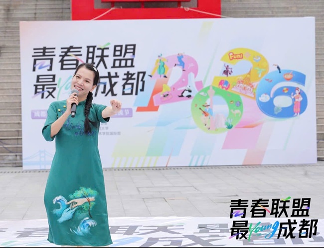 nghe-si-truc-thy-ghi-dau-an-tai-chuong-trinh-giao-luu-van-hoa-quoc-te-o-dai-hoc-thanh-do-trung-quoc-SHOWBIZ 21