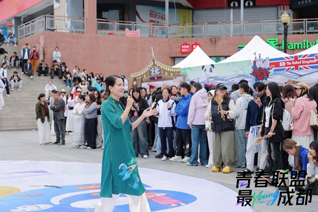 nghe-si-truc-thy-ghi-dau-an-tai-chuong-trinh-giao-luu-van-hoa-quoc-te-o-dai-hoc-thanh-do-trung-quoc-SHOWBIZ 25