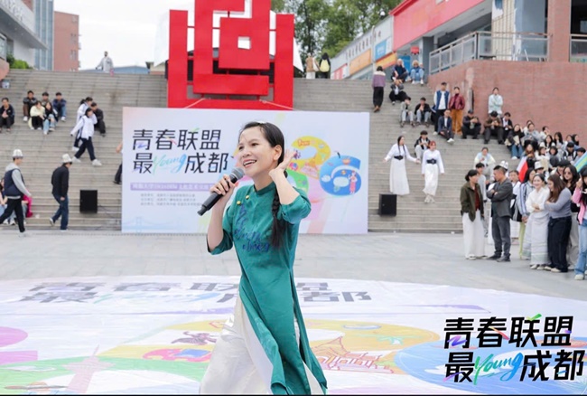 nghe-si-truc-thy-ghi-dau-an-tai-chuong-trinh-giao-luu-van-hoa-quoc-te-o-dai-hoc-thanh-do-trung-quoc-SHOWBIZ 26