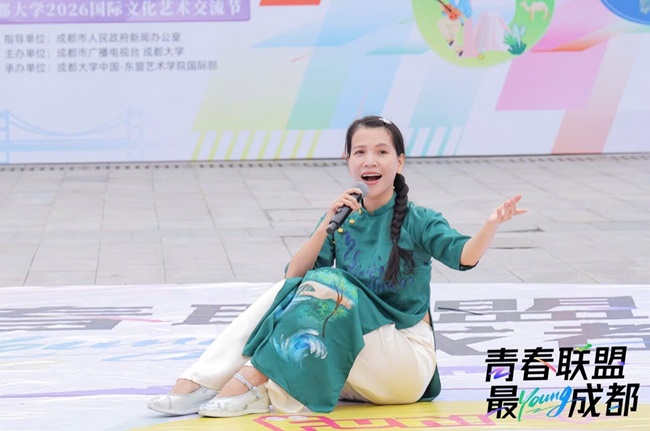 nghe-si-truc-thy-ghi-dau-an-tai-chuong-trinh-giao-luu-van-hoa-quoc-te-o-dai-hoc-thanh-do-trung-quoc-SHOWBIZ 37