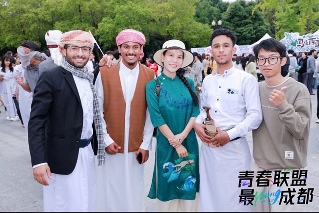 nghe-si-truc-thy-ghi-dau-an-tai-chuong-trinh-giao-luu-van-hoa-quoc-te-o-dai-hoc-thanh-do-trung-quoc-SHOWBIZ 44