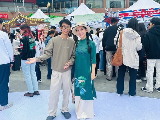 nghe-si-truc-thy-ghi-dau-an-tai-chuong-trinh-giao-luu-van-hoa-quoc-te-o-dai-hoc-thanh-do-trung-quoc-SHOWBIZ 46
