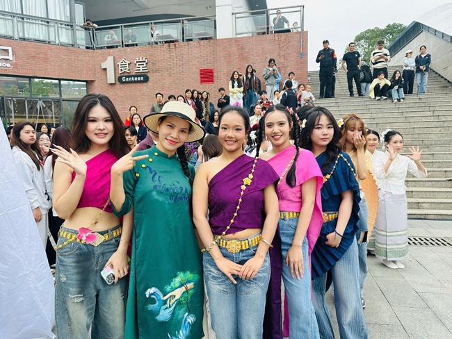 nghe-si-truc-thy-ghi-dau-an-tai-chuong-trinh-giao-luu-van-hoa-quoc-te-o-dai-hoc-thanh-do-trung-quoc-SHOWBIZ 48