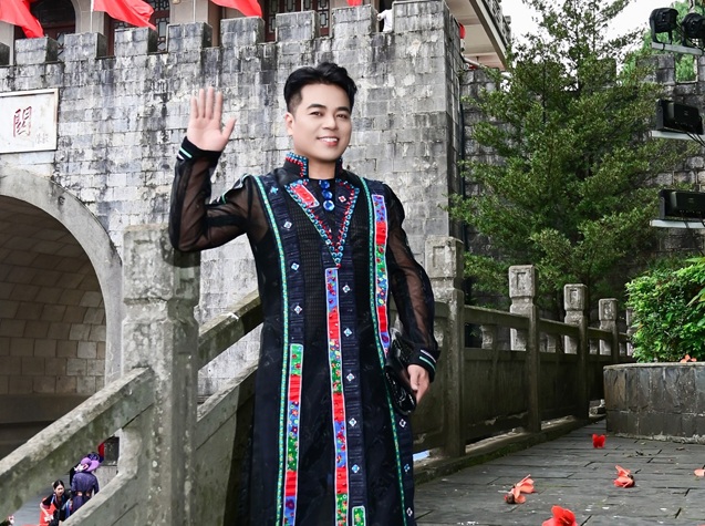 Ca sĩ Châu Á David Le 'chỉn chu trong từng chi tiết' tại chương trình Giao lưu Phụ nữ Trung - Việt